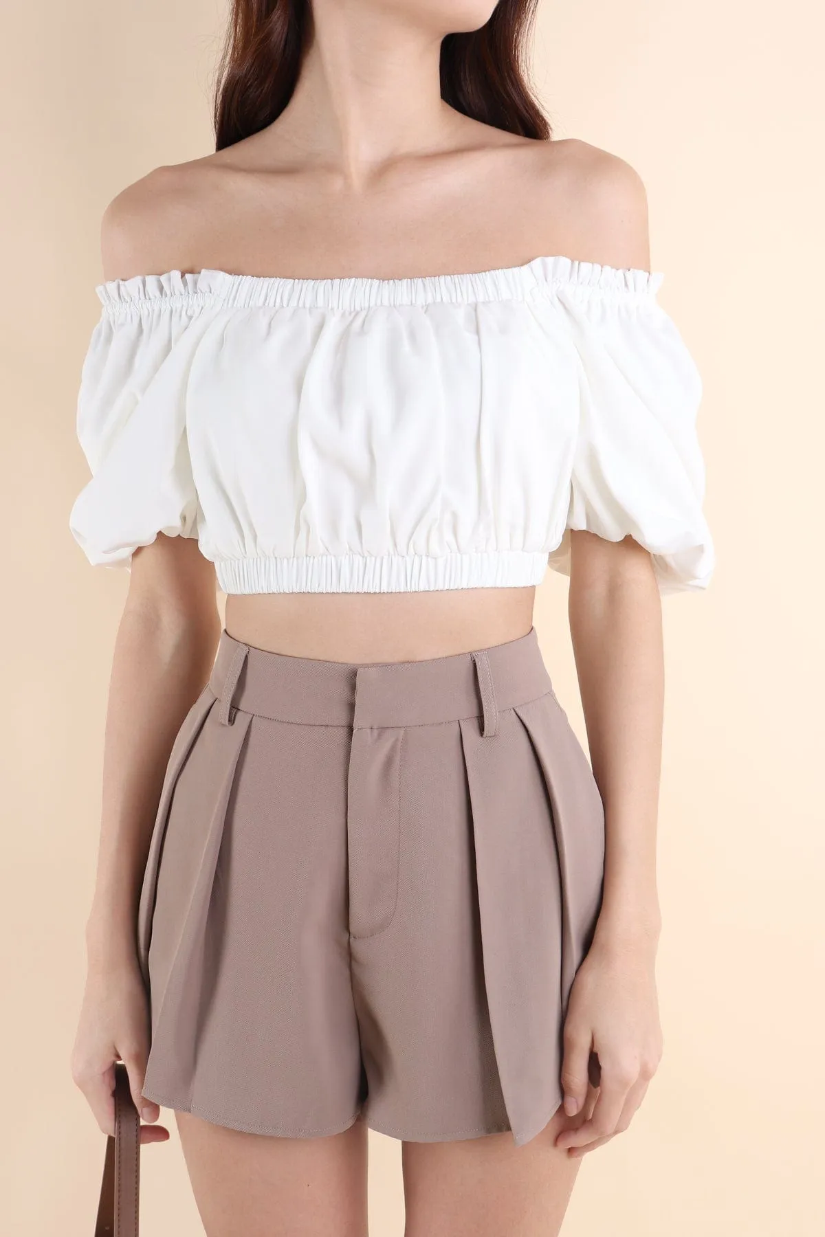 LUCERNE PLEATED SHORTS IN KHAKI
